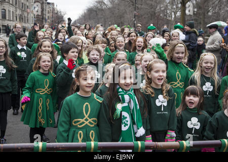 Mädchen und Jungen aus einer lokalen irische Tanzschule treten bei der Irish Day Parade in Park Slope, Brooklyn, NY. Stockfoto