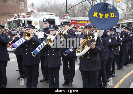 NYPD Marching Band führt bei den Irish Day-Parade in Park Slope, Brooklyn, NY. Stockfoto