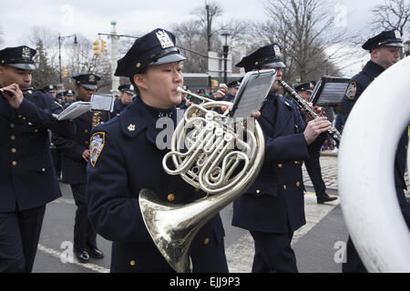 NYPD Marching Band führt bei den Irish Day-Parade in Park Slope, Brooklyn, NY. Stockfoto