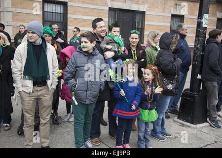 Jeder ist am St. Patricks Day Irisch. Zuschauer beobachten die Parade in Park Slope, Brooklyn, NY. Stockfoto