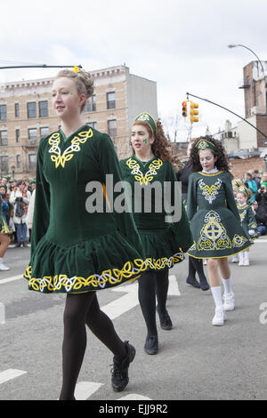 Mädchen aus einer lokalen Irish Dance Schule führen bei den Irish Day-Parade in Park Slope, Brooklyn, NY. Stockfoto