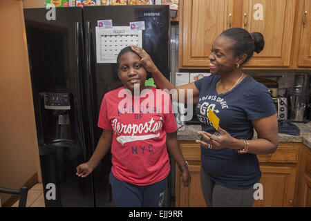 Mutter und zwölf Jahre alten Sohn in der Küche zu Hause in Brooklyn, New York. Stockfoto