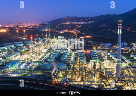 Industriebetrieb in der Nacht Stockfoto