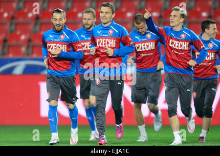 Von links: tschechischer Fußballspieler Lukas Vacha, David Lafata und Borek Dockal Praxis während des Trainings vor der Qualifikation entsprechen Tschechien Vs Lettland für die Europameisterschaft in Prag, Tschechische Republik, 27. März 2015. (Foto/Michal Kamaryt CTK) Stockfoto