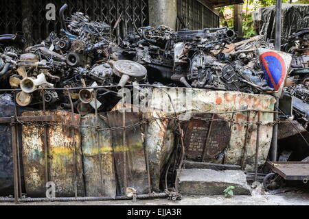 Bangkok, Thailand. 25. Februar 2015. Tonnen von gebrauchten Autoteilen gestapelt auf der Straße. Chengkon ist ein Bereich innerhalb Talad Noi in der Chinatown Bezirk von Bangkok, wo rauh aussehende Männer verbringen den ganzen Tag, in den Schlamm arbeiten fast ohne Schutz Hände. Dies ist eines der lukrativen Unternehmen in Thailand, die meisten Autos sind japanische Marke aus Japan importieren, wenn sie zu alt, oder in Thailand gestohlen wurden, sie zerlegen, Reparatur, Neueinbau und Re über Thailand zu verkaufen, oder exportieren Sie in Ländern wie Pakistan, Bangladesh, Afrika. © Guillaume Payen/ZUMA Wire/ZUMAPRESS.com/Alamy Live-Nachrichten Stockfoto