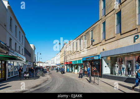 Der High Street in Cheltenham ist das Herzstück des Stadtzentrums und der wichtigsten Einkaufsstraße in der Stadt Stockfoto