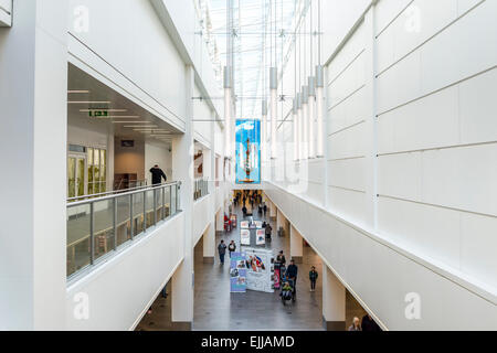 Der Regent Arcade in Cheltenham ist größte Einkaufszentrum der Stadt und beherbergt die berühmte wollen Fisch Uhr Stockfoto