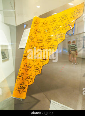 Rolle von unbeschnittenen gelben Sternen, die darauf hinweist, dass der Träger während der Zeit des Nationalsozialismus-Ära des zweiten Weltkriegs in Europa jüdisch war. Stockfoto