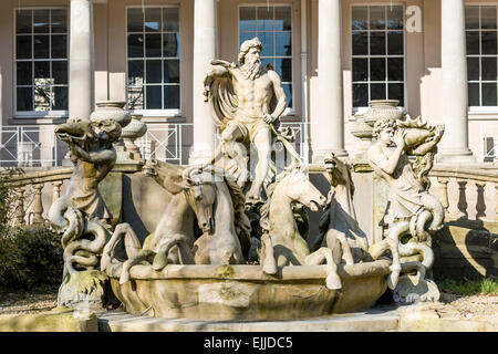 Der Neptun-Brunnen in Cheltenham ist ein lokales Wahrzeichen nach dem Vorbild der Trevi-Brunnen in Rom zeigt Meeresgott Neptun und Pferde Stockfoto