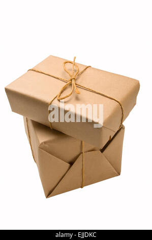 Stapel von Packpapier eingewickelt Pakete für den Versand Stockfoto