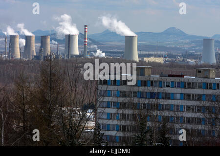 Europäische Luftverschmutzungsstadt Tschechisches Kraftwerk hinter Wohnsiedlung Janov Litvinov, Tschechische Republik Landschaft CO2-Emissionen Stockfoto