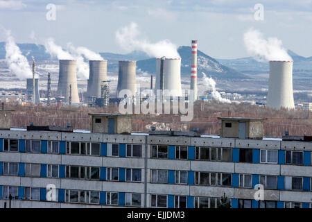 Europäische Luftverschmutzungsstadt Tschechisches Kraftwerk hinter Wohnsiedlung Janov Litvinov, Tschechische Republik Landschaft co2-Emissionen Stockfoto