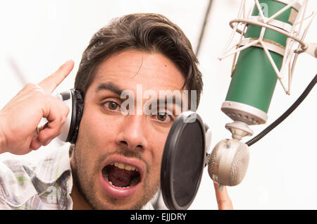 gut aussehender Mann singen im Musikstudio Stockfoto