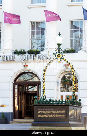 Das Queen Hotel ist ein Wahrzeichen in Cheltenham, Gloucestershire, UK und jetzt im Besitz von Mercure Stockfoto