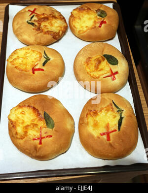 Runde Brötchen mit Käse fotografiert hautnah Stockfoto