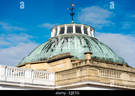 Montpellier-Rotunde ist ein Grad I aufgeführten Gebäude in Montpellier, Cheltenham, England. Ehemals ein Spa ist es jetzt ein Lloyds Bank Stockfoto