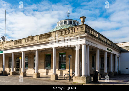 Montpellier-Rotunde ist ein Grad I aufgeführten Gebäude in Montpellier, Cheltenham, England. Ehemals ein Spa ist es jetzt ein Lloyds Bank Stockfoto