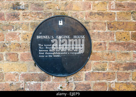 Eine Gedenktafel an der Wand eines Workshops in Rotherhithe London identifiziert die Seite wie die von Brunels Maschinenhaus Stockfoto