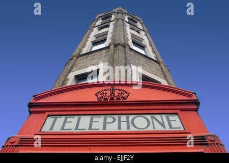 Traditionelle britische rote Telefonzelle an der Ecke von einer Londoner Straße.  Der Kiosk ist ein 1924 Entwurf von Giles Gilbert Scott. Stockfoto