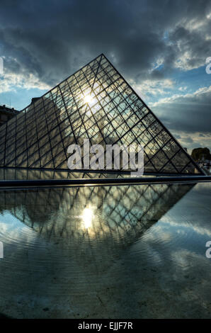 Pyramide am Louvre Museum in Paris, Ile de Paris, Frankreich, Europa | Pyramide im Museum Louvre Paris Il de Paris Frankreich Europa Stockfoto