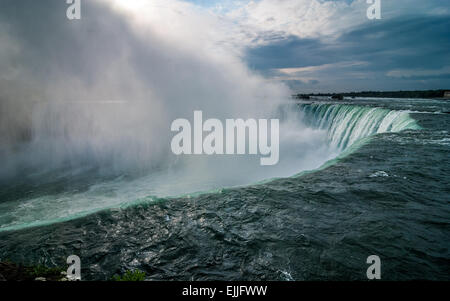 Nass an den Niagarafällen Ende Oktober. Stockfoto