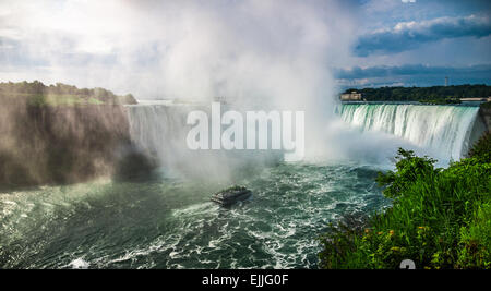 Nass an den Niagarafällen Ende Oktober. Stockfoto