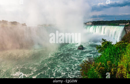 Nass an den Niagarafällen Ende Oktober. Stockfoto