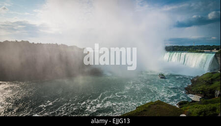 Nass an den Niagarafällen Ende Oktober. Stockfoto