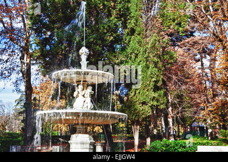 Der Brunnen ist voll von Tropfen im Parque del Retiro in Madrid, Spanien. Herbst-Saison Stockfoto