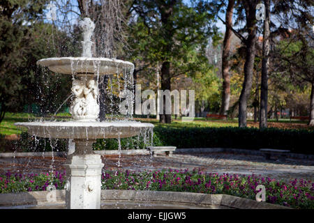 Der Brunnen ist voll von Tropfen im Parque del Retiro in Madrid, Spanien. Herbst-Saison Stockfoto