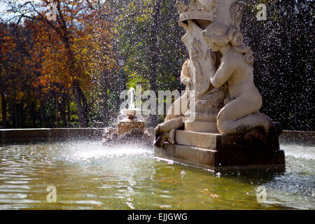 Der Brunnen ist voll von Tropfen im Parque del Retiro in Madrid, Spanien. Herbst-Saison Stockfoto