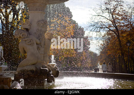 Der Brunnen ist voll von Tropfen im Parque del Retiro in Madrid, Spanien. Herbst-Saison Stockfoto