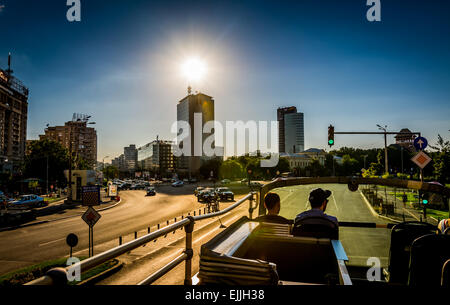 Victoria Square (Piata Victoriei) in Bukarest, Rumänien vom Cabrio Stadtbus gesehen. Stockfoto