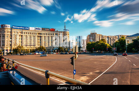 Victoria Square (Piata Victoriei) in Bukarest, Rumänien vom Cabrio Stadtbus gesehen. Stockfoto