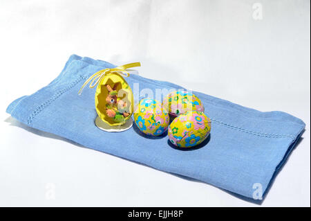 vereitelten bunte Schokoladeneier mit Osterhasen Stockfoto