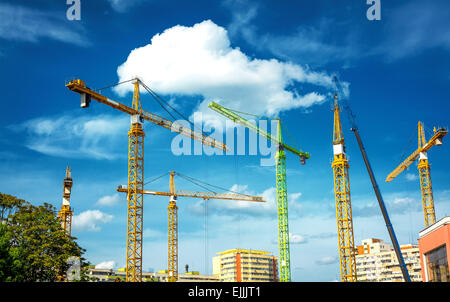 Baustelle mit vielen farbigen Krane. Stockfoto