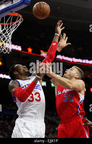 Philadelphia, Pennsylvania, USA. 27. März 2015. Philadelphia, Pennsylvania, USA. 27. März 2015. Los Angeles Clippers nach vorne legt Blake Griffin (32) den Schuss über Philadelphia 76ers weiterleiten Robert Covington (33) während der NBA-Spiel zwischen den Los Angeles Clippers und die Philadelphia 76ers im Wells Fargo Center in Philadelphia, Pennsylvania. © Csm/Alamy Live News Bildnachweis: Cal Sport Media/Alamy Live News Stockfoto