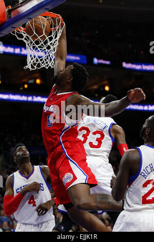 Philadelphia, Pennsylvania, USA. 27. März 2015. Philadelphia, Pennsylvania, USA. 27. März 2015. Los Angeles Clippers Zentrum DeAndre Jordan (6) für die Dunk geht, wie er früher, die Philadelphia 76ers Robert Covington (33) mit Center Judy Noel (4 bekommt) während der NBA-Spiel zwischen den Los Angeles Clippers und die Philadelphia 76ers im Wells Fargo Center in Philadelphia, Pennsylvania auf weiterleiten. © Csm/Alamy Live News Bildnachweis: Cal Sport Media/Alamy Live News Stockfoto