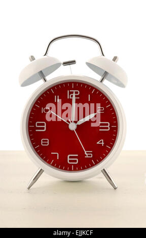 Daylight Saving Time mit Retro-Stil Wecker mit roten Gesicht auf weißem Holz Hintergrund. Stockfoto