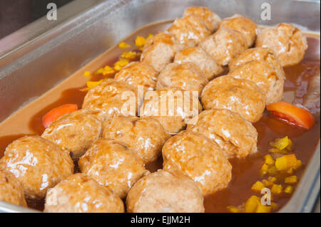 Nahaufnahme zeigt eine Reihe von Semmelknödel auf dem Display in einem Hotel-Restaurant-buffet Stockfoto