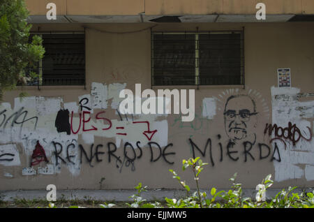 San Salvador, San Salvador, El Salvador. 27. März 2015. Ein Gemälde an der Universität El Salvador zeigt Erzbischof "Narbe Arnulfo Romero, indem er sagte Masse am 24. März 1980 ermordet. Eine Graffiti-Botschaft prangert die nationalistische Republikanische Allianz (ARENA)-Partei. Eine UN-backed Wahrheits-Kommission fand ehemaliger Offizier und ARENA Gründer Roberto D'Aubisson geistigen Urheber des Tötens Romero, zusammen mit anderen Menschenrechtsverletzungen in El Salvador Bürgerkrieg. © ZUMA Wire/ZUMAPRESS.com/Alamy Live-Nachrichten Stockfoto