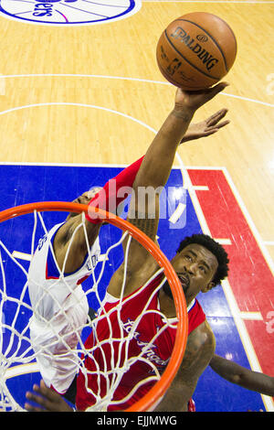 Philadelphia, Pennsylvania, USA. 27. März 2015. Los Angeles Clippers Zentrum DeAndre Jordan (6) setzt den Schuss nach dem Aufstehen Vergangenheit, die Philadelphia 76ers Robert Covington (33) nach vorne während der NBA Spiel zwischen den Los Angeles Clippers und die Philadelphia 76ers im Wells Fargo Center in Philadelphia, Pennsylvania. Die Los Angeles Clippers gewann 119 / 98. Bildnachweis: Cal Sport Media/Alamy Live-Nachrichten Stockfoto