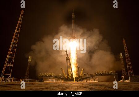 Die russische Sojus TMA - 16M-Rakete startet auf der internationalen Raumstation ISS mit Expedition 43 Crew 27. März 2015 in Baikonur, Kasachstan. NASA-Astronaut Scott Kelly und Kosmonauten Mikhail Kornienko und Gennady Padalka sind auf ein Jahr lang Mission an Bord der ISS. Stockfoto