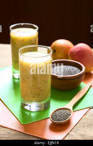 Chiasamen (lat. Salvia Hispanica) und Mangosaft mit Tageslicht fotografiert. Chia-Samen gelten als ein superfood Stockfoto