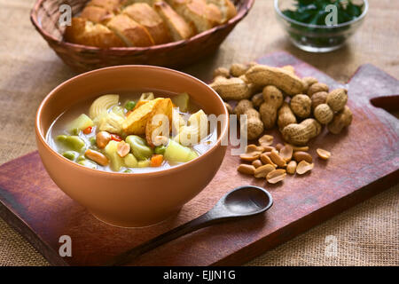 Schale der traditionellen bolivianischen Sopa de Mani (Erdnusssuppe) gemacht, Fleisch, Nudeln, Gemüse Stockfoto