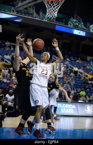 27. März 2015: Florida State Seminolen weiterleiten Ivey Schlachtung (23) und Arizona State Sun Devils weiterleiten Sophie Brunner (21) Schlacht über einen Ball verlieren während der NCAA Frau Sweet 16 Greensboro Coliseum in Greensboro, North Carolina. Florida State Seminolen überzeugte Arizona State Sun Devils 66-65. PJ Ward-Brown/CSM Stockfoto