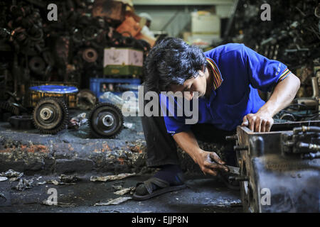 Bangkok, Bangkok, Thailand. 25. Februar 2015. Ein Mann reparieren einen Teil einer Auto-Motor-Front seines Ladens. Chengkon ist ein Bereich innerhalb Talad Noi in der Chinatown Bezirk von Bangkok, wo rauh aussehende Männer verbringen den ganzen Tag, in den Schlamm arbeiten fast ohne Schutz Hände. Dies ist eines der lukrativen Unternehmen in Thailand, die meisten Autos sind japanische Marke aus Japan importieren, wenn sie zu alt, oder in Thailand gestohlen wurden, sie zerlegen, Reparatur, Neueinbau und Re über Thailand zu verkaufen, oder exportieren Sie in Ländern wie Pakistan, Bangladesh, Afrika. © Guillaume Payen/ZUMA Draht/Alamy Live-Nachrichten Stockfoto