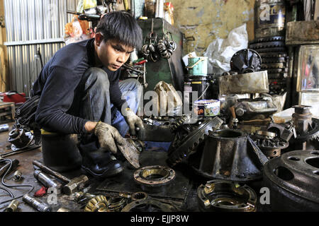 Bangkok, Bangkok, Thailand. 25. Februar 2015. Ein Mann reparieren ein Bestandteil eines Automotors in seinem Geschäft. Chengkon ist ein Bereich innerhalb Talad Noi in der Chinatown Bezirk von Bangkok, wo rauh aussehende Männer verbringen den ganzen Tag, in den Schlamm arbeiten fast ohne Schutz Hände. Dies ist eines der lukrativen Unternehmen in Thailand, die meisten Autos sind japanische Marke aus Japan importieren, wenn sie zu alt, oder in Thailand gestohlen wurden, sie zerlegen, Reparatur, Neueinbau und Re über Thailand zu verkaufen, oder exportieren Sie in Ländern wie Pakistan, Bangladesh, Afrika. © Guillaume Payen/ZUMA Draht/Alamy Live-Nachrichten Stockfoto