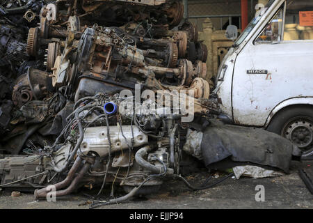 Bangkok, Bangkok, Thailand. 26. Februar 2015. Altes Auto parkte auf der Straße, umgeben von einer Menge von gebrauchten Autoteilen. Chengkon ist ein Bereich innerhalb Talad Noi in der Chinatown Bezirk von Bangkok, wo rauh aussehende Männer verbringen den ganzen Tag, in den Schlamm arbeiten fast ohne Schutz Hände. Dies ist eines der lukrativen Unternehmen in Thailand, die meisten Autos sind japanische Marke aus Japan importieren, wenn sie zu alt, oder in Thailand gestohlen wurden, sie zerlegen, Reparatur, Neueinbau und Re über Thailand zu verkaufen, oder exportieren Sie in Ländern wie Pakistan, Bangladesh, Afrika. (Kredit-Bild: © Guillaume Payen/ZUMA W Stockfoto