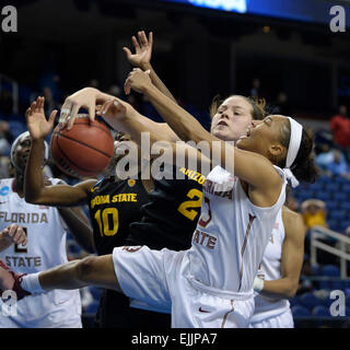 Greensboro, NC, USA. 27. März 2015. Arizona State Sun Devils weiter Sophie Brunner (21) Blöcke Florida State Seminolen Wache Emiah Bingley (3) schießen in der zweiten Hälfte während der NCAA Frau Sweet 16 Greensboro Coliseum in Greensboro, North Carolina. PJ Ward-Brown/CSM/Alamy Live-Nachrichten Stockfoto